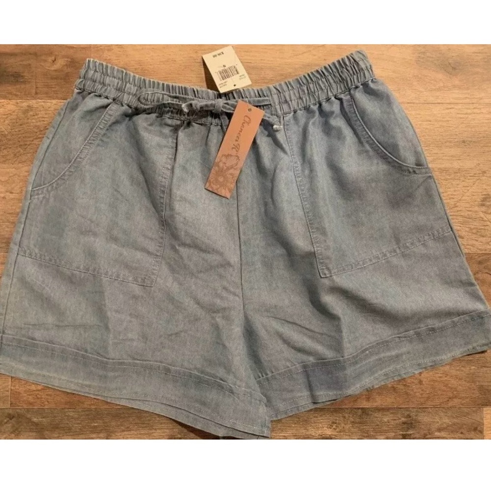 Chances R women’s light wash blue loose fit shorts size Small